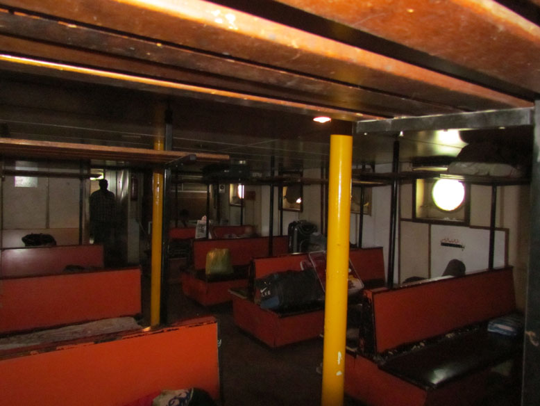 el vetusto interior del barco